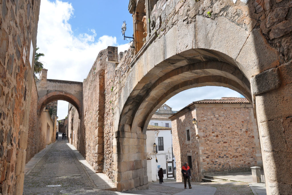 El Arco de la Estrella de Cáceres da paso a su espectacular Casco Antiguo