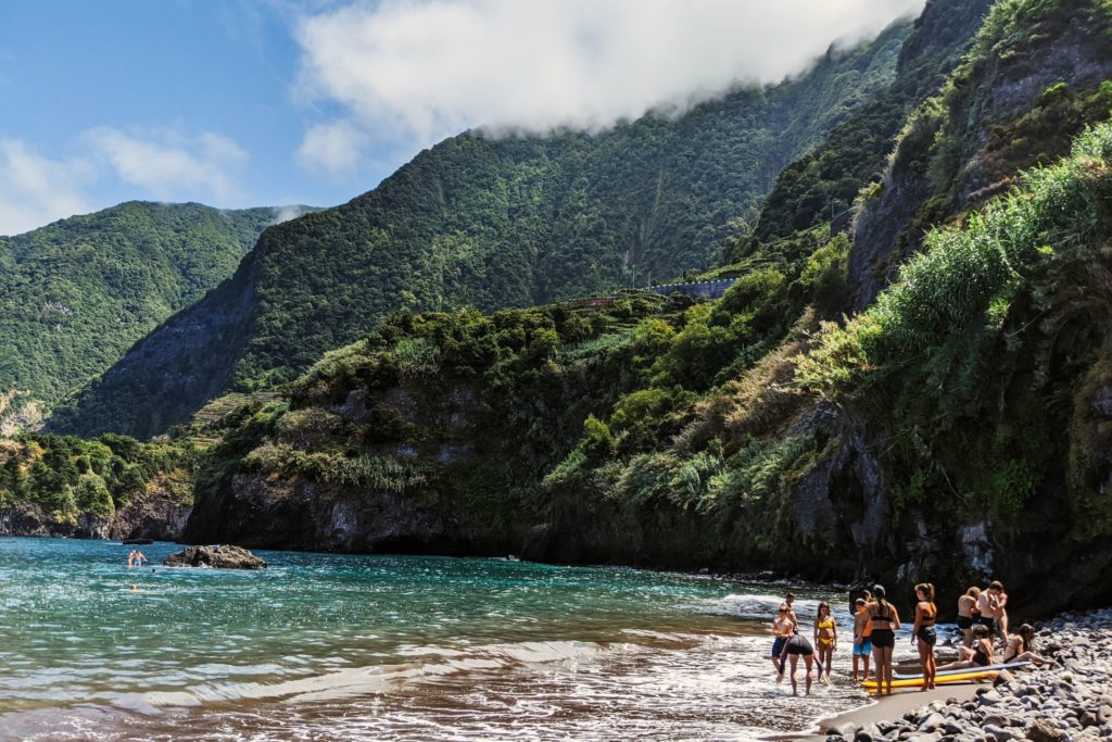Tanto Madeira (en la foto su playa de Seixal) como Azores tienen requisitos específicos para los turistas (Unsplash)